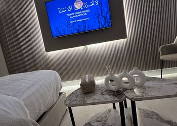 استديو بأثاث مريح وبسيط 