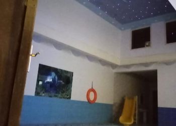 شاليه بجلسة تطل على مسبح داخلي 