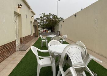 شاليه بمسطح اخضر وجلسة خارجية 