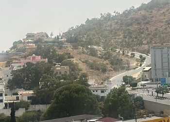 شقة بثلاث غرف نوم وصالة 
