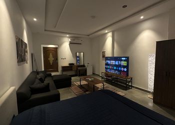 استديو بسرير ماستر وجلسة مريحة 
