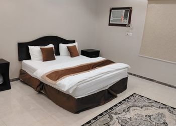استديو بأثاث بسيط ومريح 