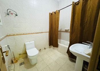 شقة بصالة جلوس وغرفة نوم مريحة