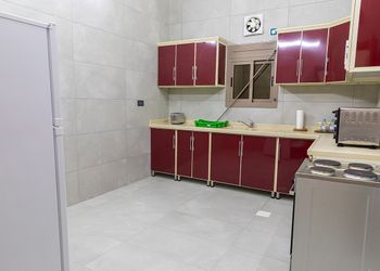 شقة بجلسة خارجية وثلاث غرف نوم 