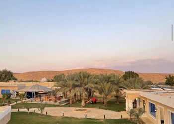استراحة بمجلس واسع وفناء خارجي 