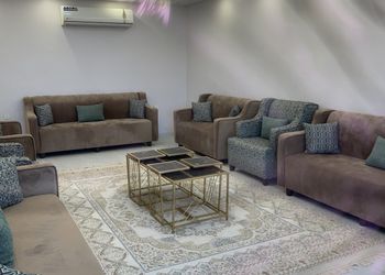 شاليه بجلسة تطل على مسبح خارجي 