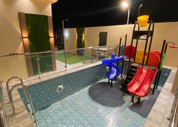 شاليه بمسطح اخضر وجلسة خارجية