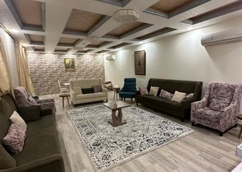 استراحه بمسبح خارجي بحاجز والعاب اطفال