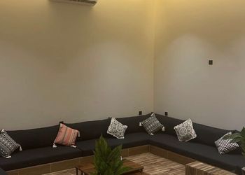 شاليه بجلسة خارجية ومسطح اخضر