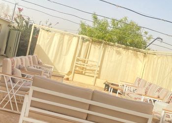 استراحة بألعاب أطفال وملعب كرة 
