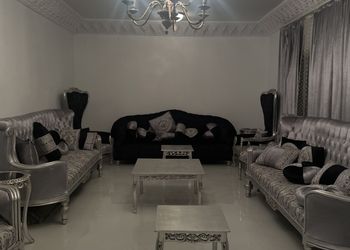 مزرعة بألعاب أطفال ومسطح اخضر