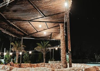 مزرعة بمسطحات خضراء وجلسة خارجية