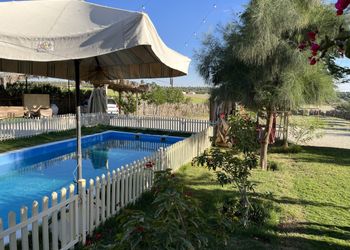 مزرعة بكوخ وإطلالة على الحديقة