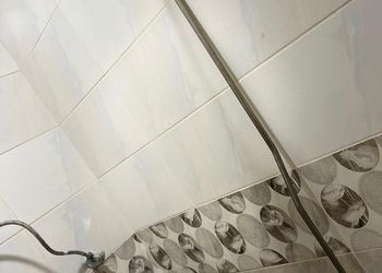 غرفة بسريرين فردية اثاث هادئ
