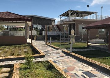 استراحة بمسبح داخلي والعاب اطفال (قسمين)