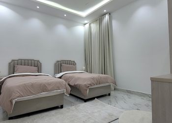 شقة واسعة بصالة واربع غرف نوم 