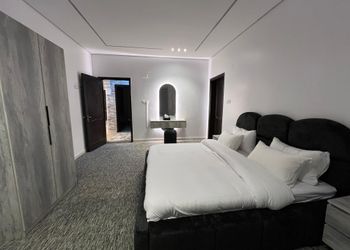  شقة بصالةوغرفتين نوم 