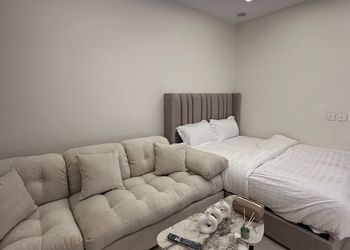 استديو بأثاث مريح وبسيط 