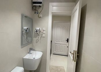 استديو بسرير ماستر وجلسة جانبية