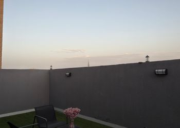 شقة بغرفة معيشة وغرفة نوم 