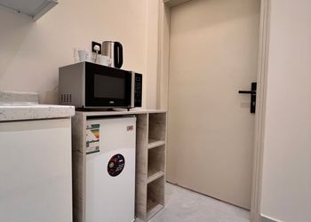 استديو بأثاث مريح وبسيط 