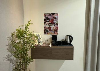 استديو بأثاث مريح وبسيط 