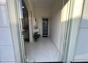 شاليه بجلسة تطل على مسبح خارجي 