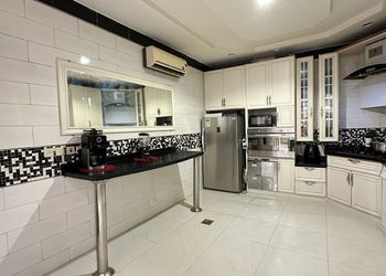 استراحة بجلسة مطلة على مسبح 