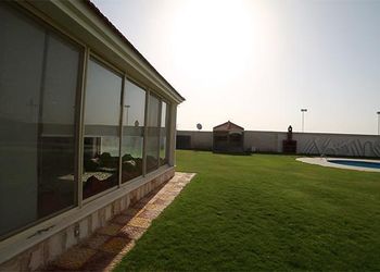 شالية بمسطحات خضراء ومسبح خارجي