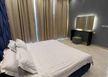 شاليه بجلسة تطل على مسبح خارجي 