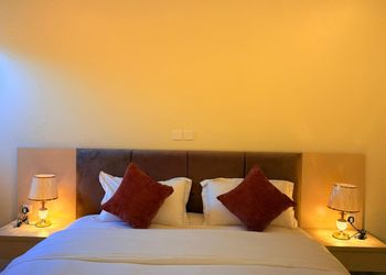 شقة بصالة جلوس وغرفة نوم 
