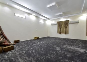 استراحة بملعب كرة طائرة وجلسة 