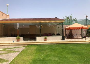 استراحة بمجالس واسعة وجلسة خارجية