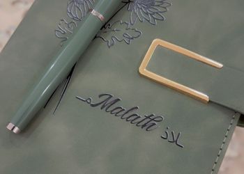 غرفة بسرير مريح وأثاث بسيط