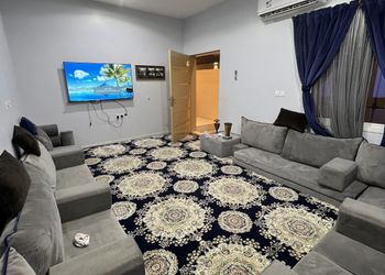 استراحة بمسطح اخضر وجلسه خارجيه