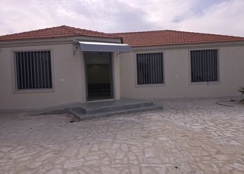 استراحة بمجالس واسعة وفناء خارجي
