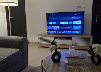 شقة بغرفة نوم و غرفة معيشه 