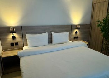 استديو بأثاث مريح وبسيط 