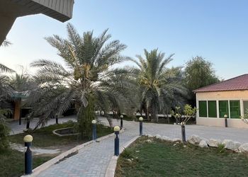 مزرعة بمناظر خلابة وجلسة خارجية 