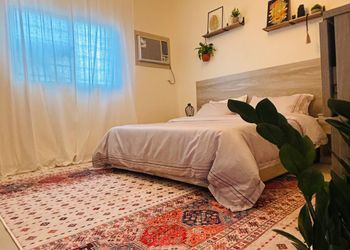 استديو بأثاث مريح وبسيط 