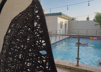 شالية بجلسة خارجية مطلة على المسبح