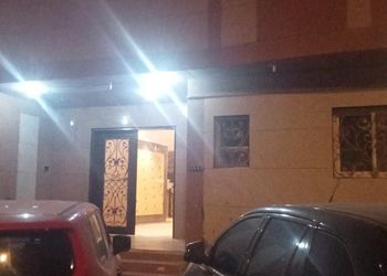 شقة بصالة وغرفة نوم بموقع مميز 
