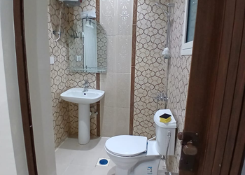 شقة بغرفة معيشة وغرفة نوم 