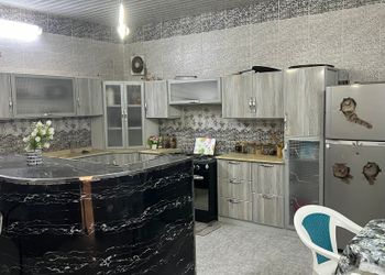 استراحة بجلسة خارجية وألعاب أطفال 
