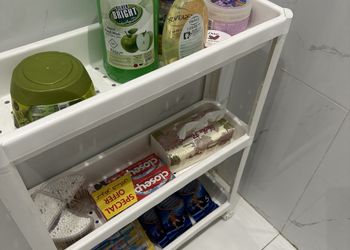 غرفة بأثاث مريح وبسيط 