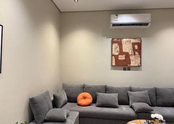 شقة بغرفة معيشة وغرفة نوم 