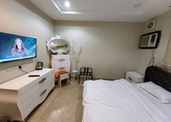 غرفة بسرير ماستر