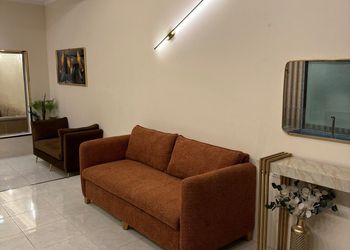 شاليه بصالة مطلة على المسبح 