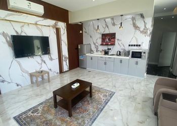 شاليه بجلسة تطل على مسبح خارجي 