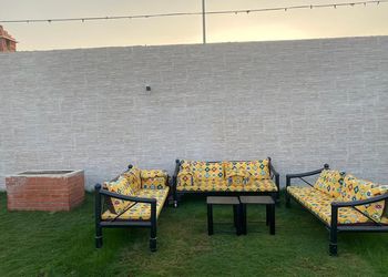 شاليه بصالة داخلية ومسطح اخضر